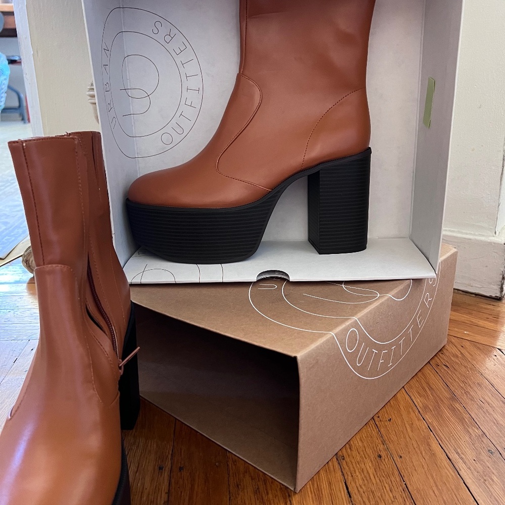 URBAN OUTFITTERS BROWN FAUX LEATHER BOOTS